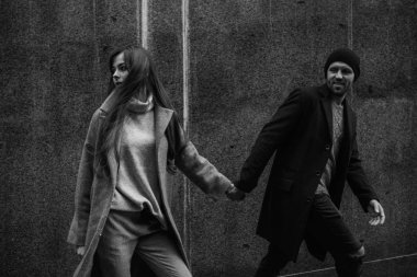 Gri tonlarında, şık giysiler içinde güzel çift şehir