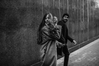 Gri tonlarında, şık giysiler içinde güzel çift şehir