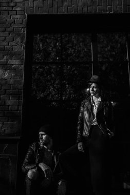 Güzel kız. Şapkalı şık geniş ekledi bir yaya geçidi adlı bir model. Gri tonları uyum benzer giysilerle. Sokak tarzı çekim. Kadın moda.