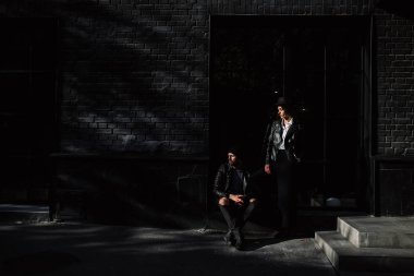 Güzel kız. Şapkalı şık geniş ekledi bir yaya geçidi adlı bir model. Gri tonları uyum benzer giysilerle. Sokak tarzı çekim. Kadın moda.