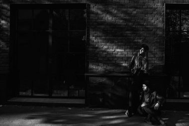 Güzel kız. Şapkalı şık geniş ekledi bir yaya geçidi adlı bir model. Gri tonları uyum benzer giysilerle. Sokak tarzı çekim. Kadın moda.