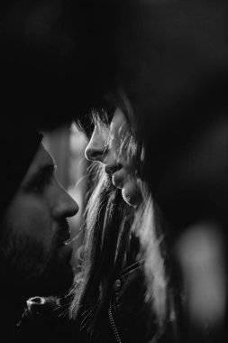 Güzel kız. Şapkalı şık geniş ekledi bir yaya geçidi adlı bir model. Gri tonları uyum benzer giysilerle. Sokak tarzı çekim. Kadın moda.