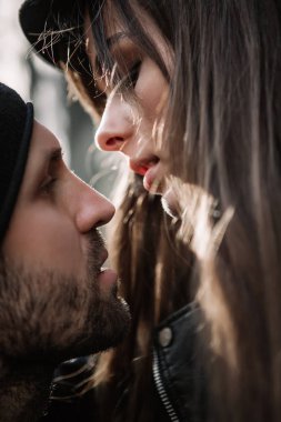 Güzel kız. Şapkalı şık geniş ekledi bir yaya geçidi adlı bir model. Gri tonları uyum benzer giysilerle. Sokak tarzı çekim. Kadın moda.