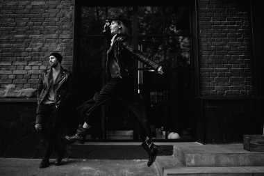 Güzel kız. Şapkalı şık geniş ekledi bir yaya geçidi adlı bir model. Gri tonları uyum benzer giysilerle. Sokak tarzı çekim. Kadın moda.