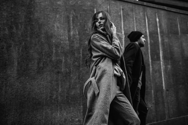Nádherný pár v stylové oblečení v šedých tónech, město — Stock fotografie