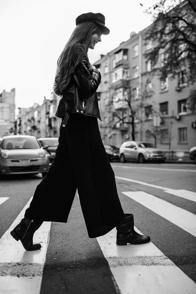 Güneş gözlüğü güzel kızla. Şapkalı şık geniş ekledi bir yaya geçidi adlı bir model. Gri tonları uyum benzer giysilerle. Sokak tarzı çekim. Kadın moda.