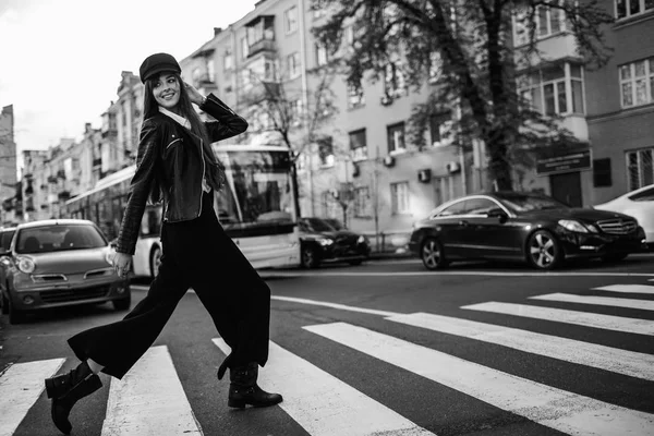 Mooi meisje met zonnebril. Een model in een stijlvolle wide-rand hat op een zebrapad. Harmonieus soortgelijke kleding in grijstinten. Streetstyle fotograferen. Vrouwenmode. — Stockfoto