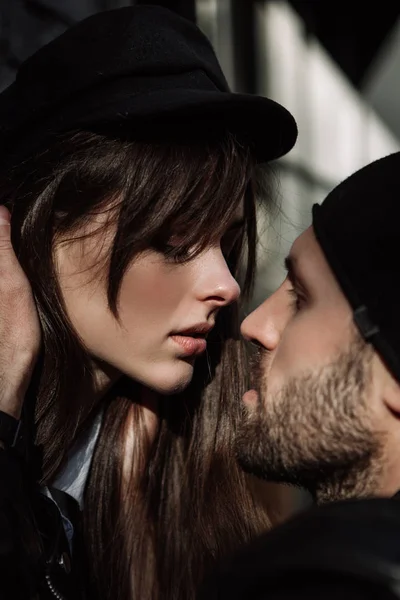 Mooie meid. Een model in een stijlvolle wide-rand hat op een zebrapad. Harmonieus soortgelijke kleding in grijstinten. Streetstyle fotograferen. Vrouwenmode. — Stockfoto