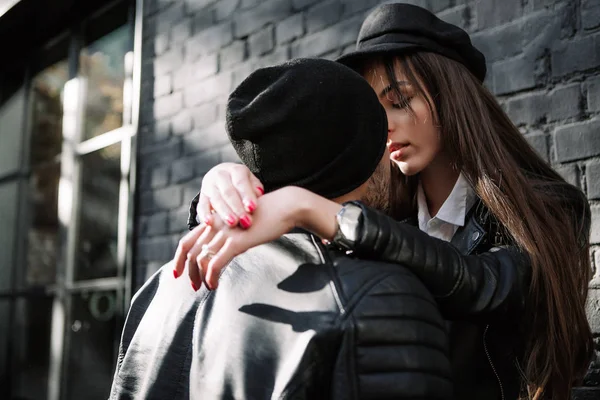 Schönes Mädchen. ein Modell mit stylischem breitkrempigem Hut an einem Fußgängerüberweg. harmonisch ähnliche Kleidung in Grautönen. Street-Style-Shooting. Damenmode. — Stockfoto