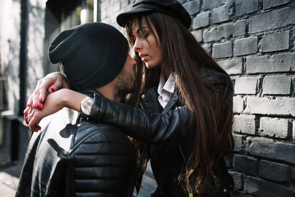 Mooie meid. Een model in een stijlvolle wide-rand hat op een zebrapad. Harmonieus soortgelijke kleding in grijstinten. Streetstyle fotograferen. Vrouwenmode. — Stockfoto