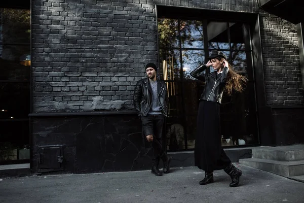 Güzel kız. Şapkalı şık geniş ekledi bir yaya geçidi adlı bir model. Gri tonları uyum benzer giysilerle. Sokak tarzı çekim. Kadın moda.