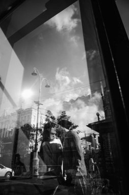 Gri tonlarında, şık giysiler içinde güzel çift şehir