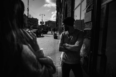 Gri tonlarında, şık giysiler içinde güzel çift şehir