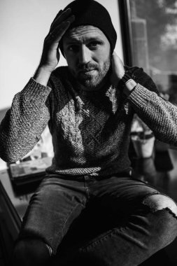 Genç sakallı hippi adam. yüz profili.