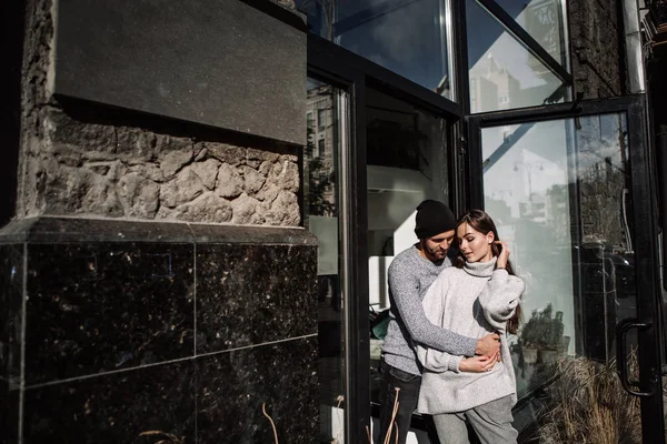 Красивая пара в стильной одежде в серых тонах, город — стоковое фото