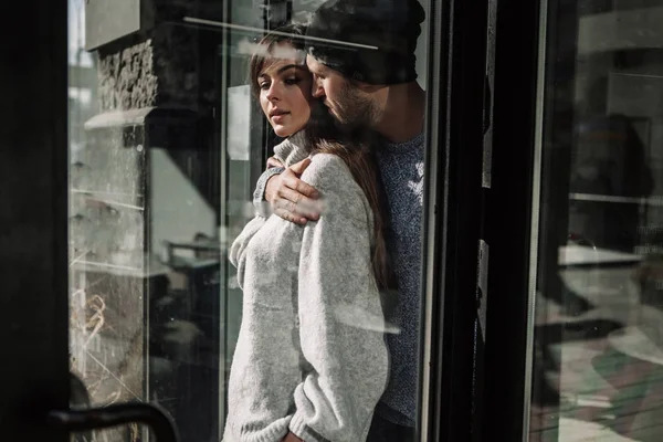 Retrato hermosa pareja en ropa elegante en tonos grises, ciudad —  Fotos de Stock