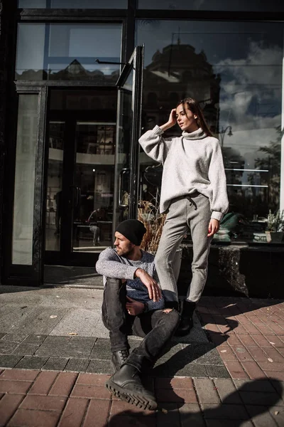 Mooie paar in stijlvolle kleding in grijstinten, stad — Stockfoto