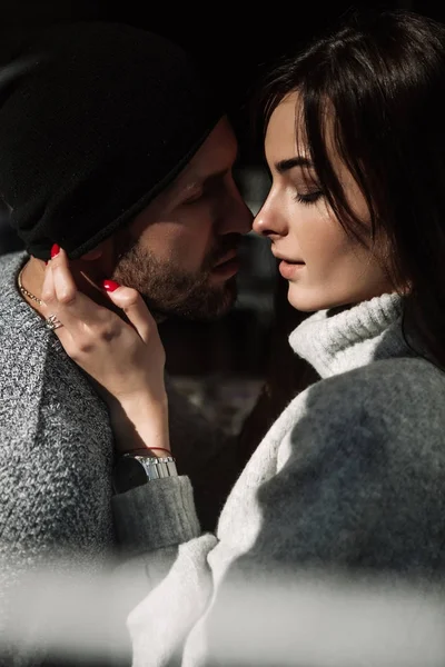 Retrato belo casal em roupas elegantes em tons de cinza, cidade — Fotografia de Stock