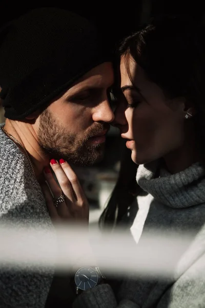 Retrato hermosa pareja en ropa elegante en tonos grises, ciudad — Foto de Stock