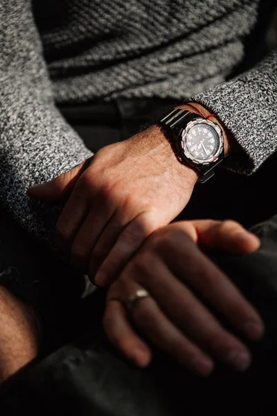 Primer plano del reloj de un hombre en su mano — Foto de Stock