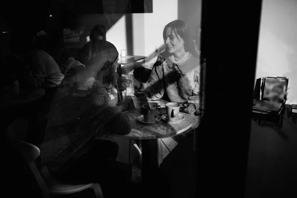 Dos jóvenes alegres amantes que bebían café en las cafeterías —  Fotos de Stock