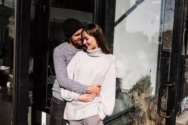 Schönes Paar in stilvoller Kleidung in Grautönen, Stadt — Stockfoto