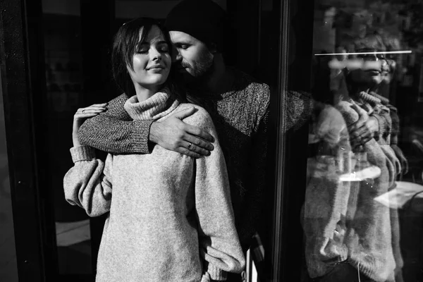 Portrait beautiful couple in stylish clothes in gray tones, city — Stock Photo, Image