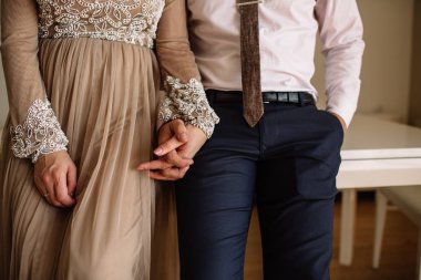 Halkalar, closeup görünümü ile damat ve gelin el