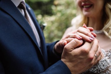 Halkalar, closeup görünümü ile damat ve gelin el