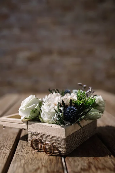 Anéis de casamento no caixão durante a cerimônia de casamento . — Fotografia de Stock