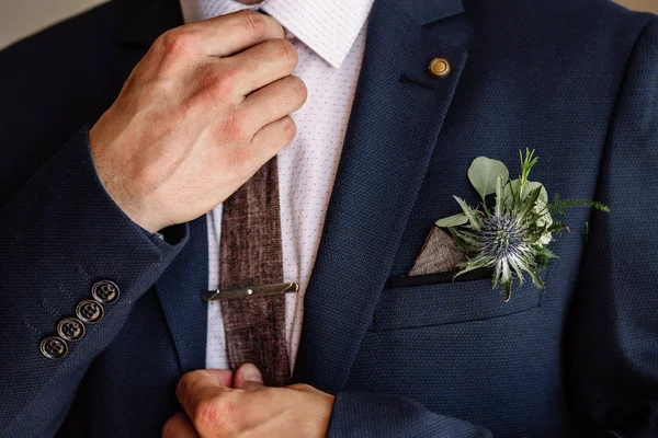 사업 수정 버튼 그의 재킷, 손 클로즈업, 드레싱, 남자의 스타일에 수정 소매, 결혼식을 위한 준비 — 스톡 사진
