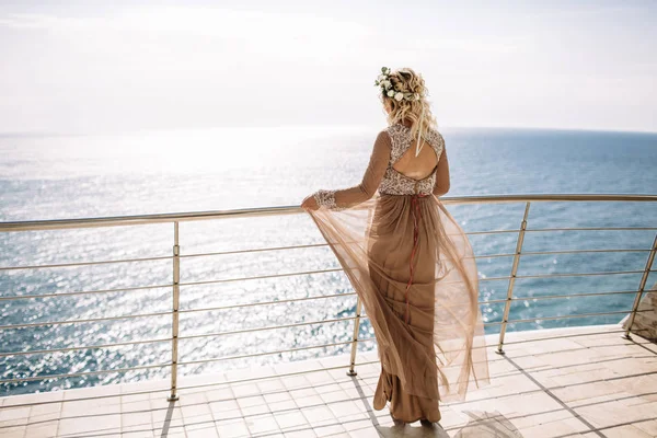 Happy bride on a background of blue water of ocean, sea — Stock Photo, Image