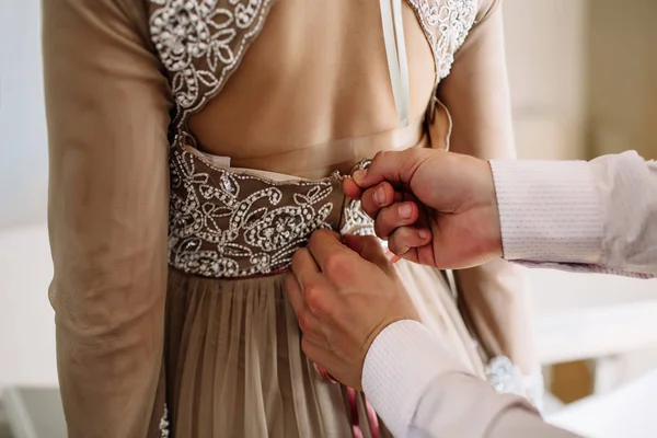 Vőlegény Menyasszony Kezét Gyűrűk Vértes Megtekintése Jogdíjmentes Stock Fotók