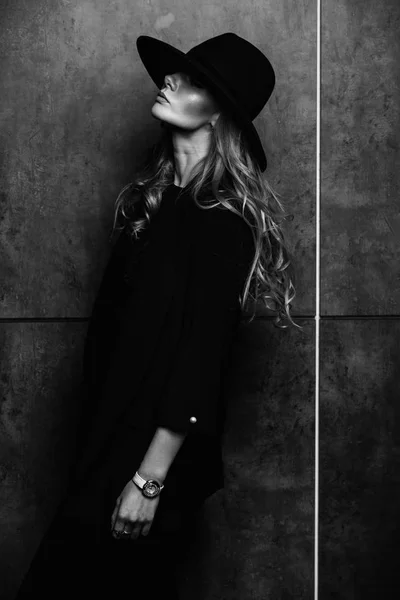 Menina loira misteriosa bonita jovem em chapéu preto e preto jac — Fotografia de Stock