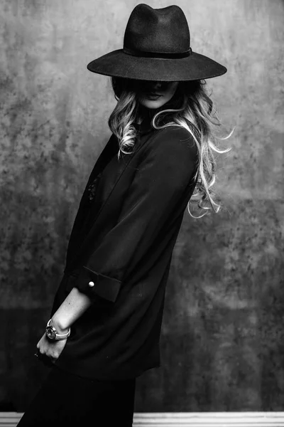 Krásná mladá tajemná blondýnka v černém klobouku a black jac — Stock fotografie