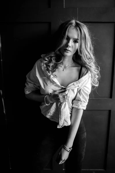 Genç güzel kadın model beyaz bir gömlek, siyah kot, kendine güvenen, mavi arka plan — Stok fotoğraf