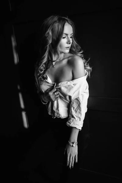 Junge schöne Frau Modell in einem weißen Hemd, schwarzen Jeans, Konfi — Stockfoto