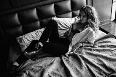 Uzun sarı saçlı bir kız siyah kot, bir çizgili sh giyinmiş