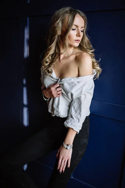 Ung vacker kvinna modell i en vit skjorta, svarta jeans, konfi — Stockfoto