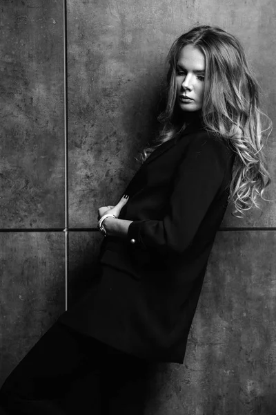 Piękna brunetka dziewczyna w czarny płaszcz na nagie ciało pozowanie Studio na białym tle. Powierzchnia reklamowa — Zdjęcie stockowe