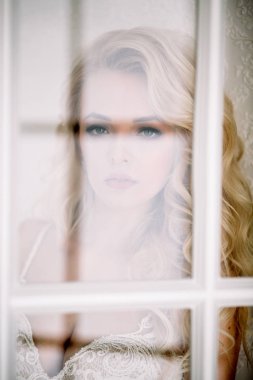 Modaya uygun ve modern gelin, mutluluk ve sevgi ile gülümseyen güzel sarışın kız,