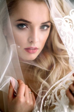 Modaya uygun ve modern gelin, mutluluk ve sevgi ile gülümseyen güzel sarışın kız,