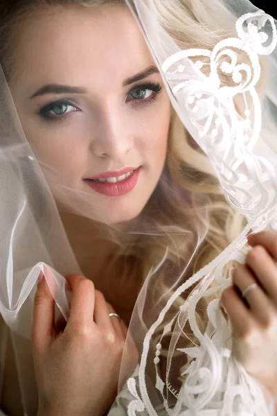 Модная и современная невеста, красивая блондинка, улыбающаяся от счастья и любви — стоковое фото