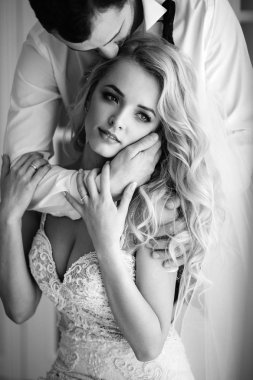 Gelin ve Damat Düğün günü. Çift, mutlu yeni evli kadın ve erkek, bir güzel otel odasında düğün studio. Seven çift. Gelin ve damat