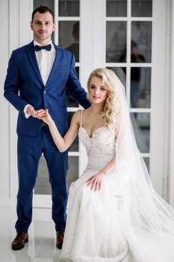 Gelin ve Damat Düğün günü. Çift, mutlu yeni evli kadın ve erkek, bir güzel otel odasında düğün studio. Seven çift. Gelin ve damat