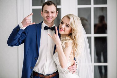 Gelin ve Damat Düğün günü. Çift, mutlu yeni evli kadın ve erkek, bir güzel otel odasında düğün studio. Seven çift. Gelin ve damat