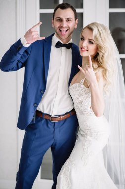 Gelin ve Damat Düğün günü. Çift, mutlu yeni evli kadın ve erkek, bir güzel otel odasında düğün studio. Seven çift. Gelin ve damat