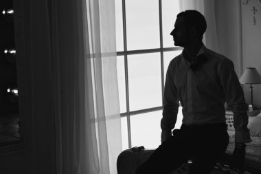 Kelebek ve Beyaz gömlekli erkek portre