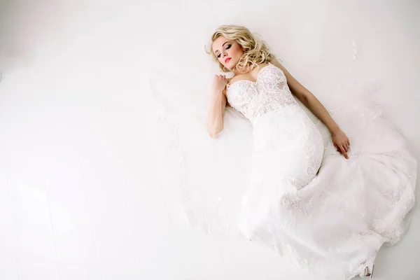 Модная и современная невеста, красивая блондинка, улыбающаяся от счастья и любви — стоковое фото