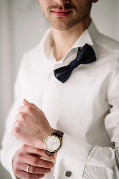 La mano de un hombre con reloj. reloj de pulsera, clasicos —  Fotos de Stock